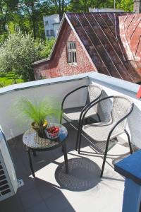 2 Stühle und ein Tisch auf der Terrasse in der Unterkunft Nette in Pärnu