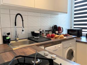 Kuchyňa alebo kuchynka v ubytovaní Apartament Centrum Chmielna 73c