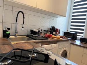 Kuchyňa alebo kuchynka v ubytovaní Apartament Centrum Chmielna 73c
