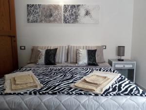 uma cama com duas toalhas num quarto em La Casa di Giovanni em Carrara