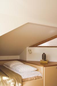 łóżko w pokoju z białą zasłoną w obiekcie Nette w Parnawie