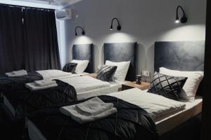 - une chambre avec 3 lits et des serviettes dans l'établissement готель Тячів, à Tyachiv