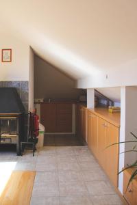 派爾努的住宿－Nette，一个带木制橱柜和炉灶的大厨房