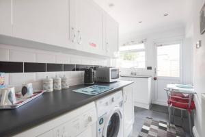 A kitchen or kitchenette at Mayberry Lodge