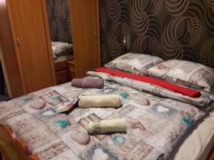uma cama com uma colcha e almofadas em Luz Blues em Ustrzyki Dolne