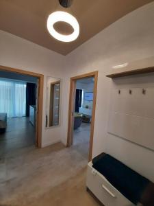 ein Wohnzimmer mit einem Sofa und einer Decke in der Unterkunft Zev-S10 in Mamaia Nord – Năvodari