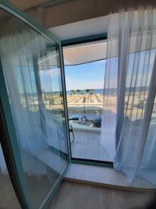 ein Zimmer mit einem Fenster mit Blick auf das Meer in der Unterkunft Zev-S10 in Mamaia Nord – Năvodari
