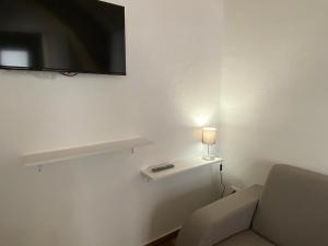 Televízia a/alebo spoločenská miestnosť v ubytovaní La Maison dello zio