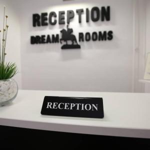 Znak z napisem "pokoje w recepcji" na ladzie w obiekcie Apartments & Dream Rooms w Niszu