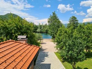 - une vue sur le toit et le lac dans l'établissement Oasis of peace, à Bihać