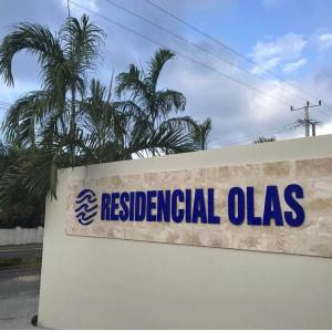 una señal de olas residenciales en el lateral de un edificio en Furnished Apartment - Residencial Olas - Gated Community - 24 hr Security, en San Felipe de Puerto Plata