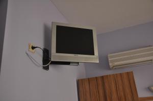 TV colgada en la pared de una habitación en Resitalya Hotel, en Alanya