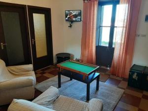 ein Wohnzimmer mit einem Billardtisch in der Unterkunft Carrubo - Giardino in città in Catania