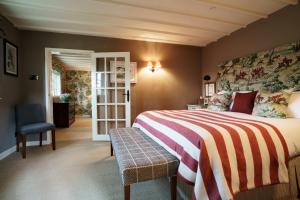 Un pat sau paturi într-o cameră la The Manor House Hotel