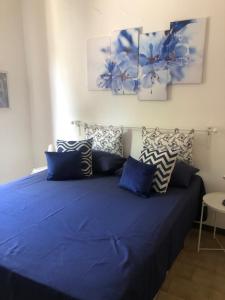 アルカモ・マリーナにあるVilla Delle Conchiglieの青いベッド(青い枕付)