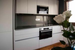 A kitchen or kitchenette at Vivienda El Ciprés. Terraza con espectaculares vistas al Mar.