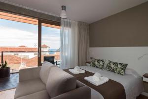 A seating area at Vivienda El Ciprés. Terraza con espectaculares vistas al Mar.