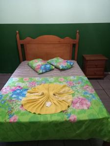 łóżko z sukienką na górze w obiekcie Hotel Marabá w mieście Jundiaí