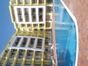 una vista aérea de un edificio con piscina en Apartment N4 in Sunset Beach 2,Слънчев бряг, en Sunny Beach