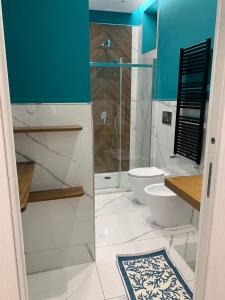 カステッランマーレ・ディ・スタービアにあるLe Perleのバスルーム(ガラス張りのシャワー、トイレ付) +72枚の写真