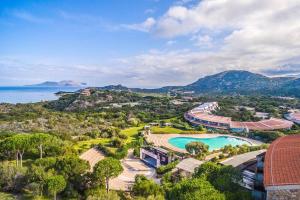 vista aerea di un resort con piscina di Boho Chic Beach Resort in Sardegna a Porto Istana