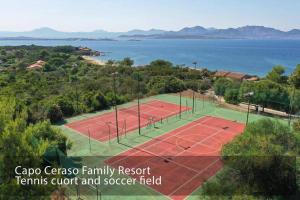 Теннис и/или сквош на территории Boho Chic Beach Resort in Sardegna или поблизости