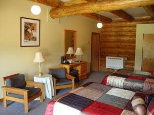 Postelja oz. postelje v sobi nastanitve Helmcken Falls Lodge Cabin Rooms and RV Park