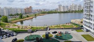 vista su un fiume in una città con edifici di Apartments Swan Lake a Kiev