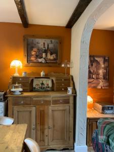 un arco in una cucina con mobile in legno di Church View B&B & Holiday Cottages a York