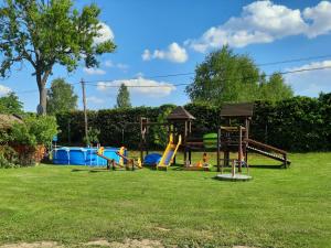 un parque con parque infantil con toboganes y equipo de juegos en Agroturystyka Romanówka w Krzeszowie en Krzeszów