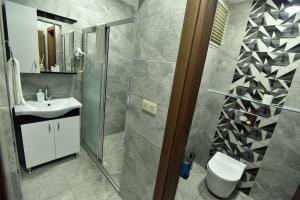 A bathroom at Istanbul Bakirkoy Rays Port Hotel City Center