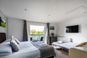 Postel nebo postele na pokoji v ubytování The Vale Golf & Country Club