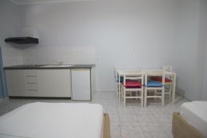 Postel nebo postele na pokoji v ubytování Murati Suites Sarandë