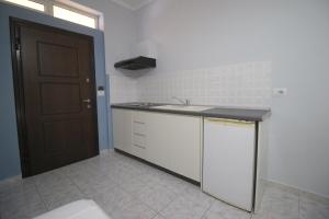 Kuchyň nebo kuchyňský kout v ubytování Murati Suites Sarandë