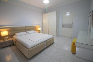 Postel nebo postele na pokoji v ubytování Murati Suites Sarandë