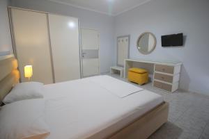 Postel nebo postele na pokoji v ubytování Murati Suites Sarandë