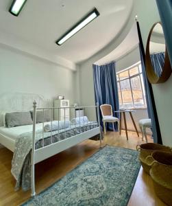 1 dormitorio con 1 cama, 1 silla y 1 ventana en Unique Studios Phaneromenis 41 - Down Town Nicosia en Nicosia