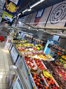 公寓内部或周边的超市或其他商店