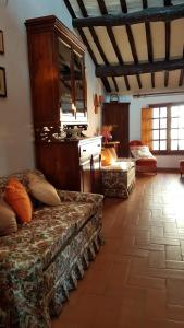 un soggiorno con un divano in una stanza di The Roof House in Piazza Grande Montepulciano vista Duomo e centro storico a Montepulciano