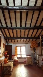 un soggiorno con soffitto in legno e divano. di The Roof House in Piazza Grande Montepulciano vista Duomo e centro storico a Montepulciano