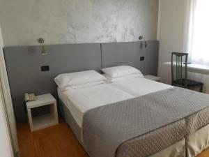 Postel nebo postele na pokoji v ubytování Hotel Emperador + 37 fotografií