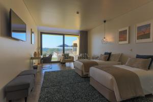 Cet appartement comprend une chambre avec deux lits et un salon. dans l'établissement LOBOS VILLAGE - Alojamento, à Seia