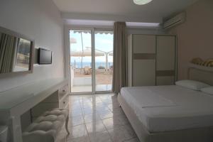 Postel nebo postele na pokoji v ubytování Murati Suites Sarandë
