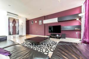 A television and/or entertainment centre at Villa Josefina