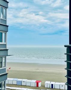 - une vue sur la plage depuis le balcon d'un bâtiment dans l'établissement Appartement zijdelings zeezicht 2 slaapkamers 2 badkamers Blankenberge, à Blankenberge