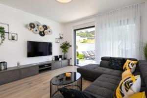 TV a/nebo společenská místnost v ubytování Villa Supernus II with Heated Pool