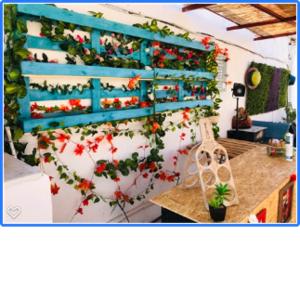 um quarto com uma parede com flores em Faroway Hostel em Faro