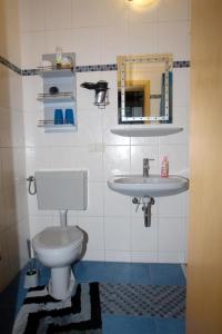 a bathroom with a toilet and a sink at Ferienwohnung Matthisson in Oranienbaum-Wörlitz