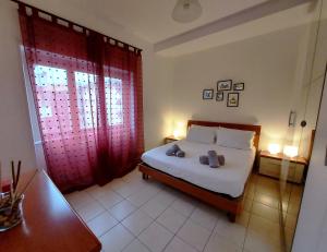 羅馬的住宿－FREE BREAKFAST - Michelangelo Dream House，一间卧室配有床和红色窗帘