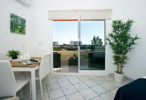 ein Esszimmer mit einem Tisch und einem Fenster in der Unterkunft MONKÓ BAOBAB in Torremolinos
